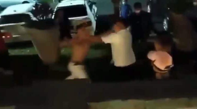 Sujeto termina “noqueado” en pelea callejera en la colonia San Benito, San Salvador
