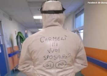 Enfermero italiano pide matrimonio a su novia con mensaje en su traje anticovid