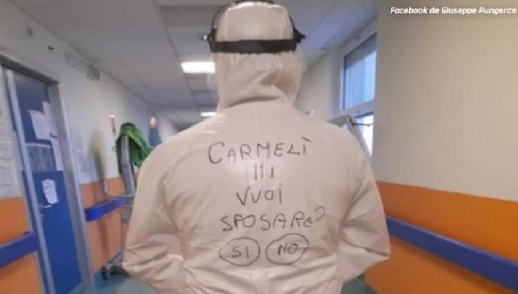 Enfermero italiano pide matrimonio a su novia con mensaje en su traje anticovid