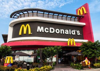 Acusan a McDonald’s de espiar a sus empleados que piden un aumento de salario