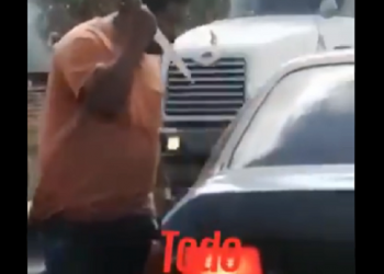 Conductor con cuchillo en mano amenaza a otro automovilista por disputarse la vía