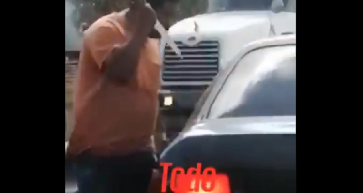 Conductor con cuchillo en mano amenaza a otro automovilista por disputarse la vía