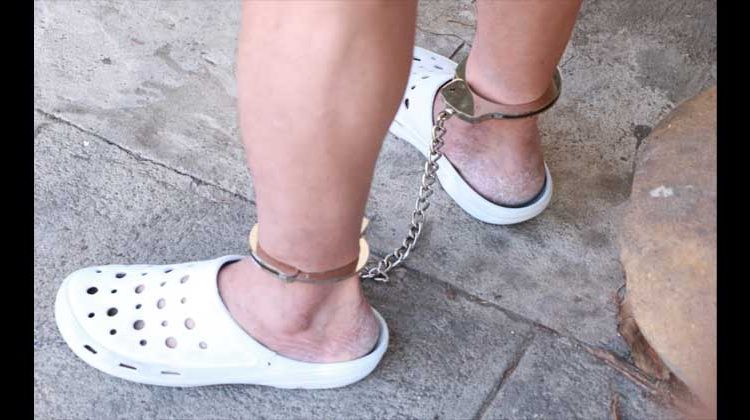 Sujeto pasado de copas es capturado por amenazar a su pareja al no prestarle dinero para seguir bebiendo