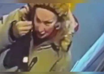 Mujer usa una prenda íntima como mascarilla para entrar a comprar a una tienda