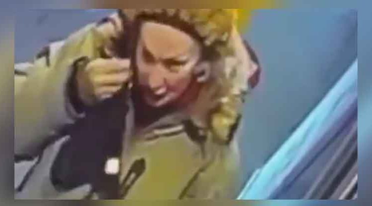 Mujer usa una prenda íntima como mascarilla para entrar a comprar a una tienda