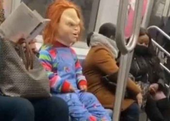 “Chucky” aparece en el transporte público y arremete contra pasajeros que no utilizan mascarilla
