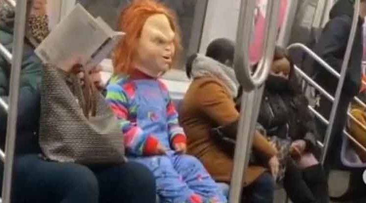 “Chucky” aparece en el transporte público y arremete contra pasajeros que no utilizan mascarilla