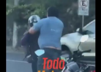 En un acto de intolerancia, conductor y repartidor de comida detienen la marcha y luchan en redondel Luceiro
