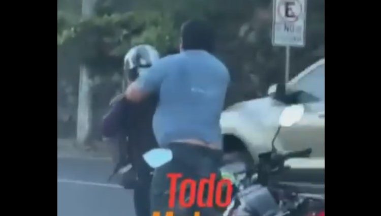 En un acto de intolerancia, conductor y repartidor de comida detienen la marcha y luchan en redondel Luceiro