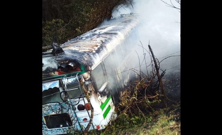 Bus se sale de la Troncal del Norte, cae en un barranco y se incendia