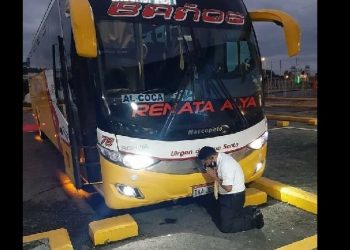 Motorista dobla rodillas y se encomienda a Dios antes de iniciar la jornada laboral