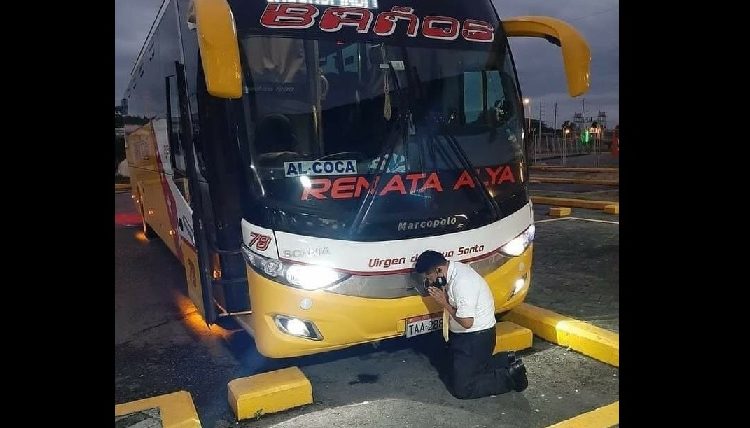 Motorista dobla rodillas y se encomienda a Dios antes de iniciar la jornada laboral