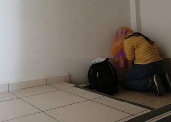 Joven se va a una esquina y ora de rodillas mientras su esposo se sometía a una operación