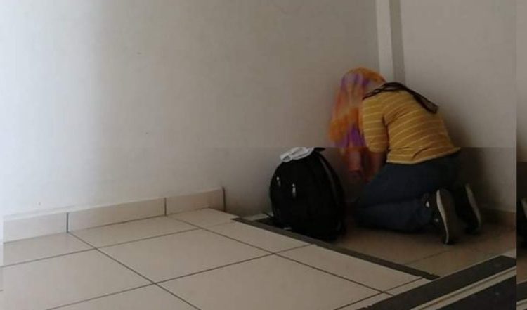 Joven se va a una esquina y ora de rodillas mientras su esposo se sometía a una operación
