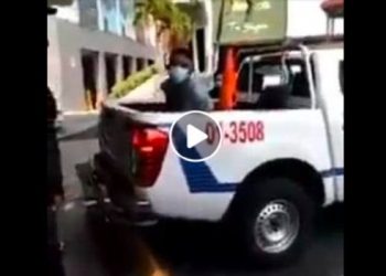 “Está completo y no trabaja, tiene que robarle a mujeres”: Hombre encara a sujeto que asaltó a su esposa en San Salvador