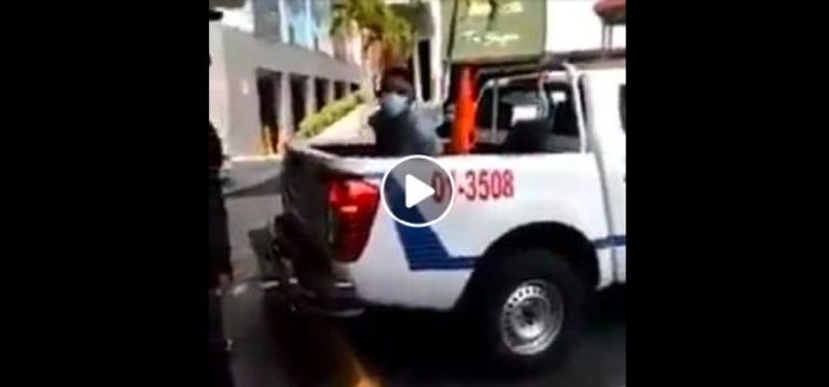 “Está completo y no trabaja, tiene que robarle a mujeres”: Hombre encara a sujeto que asaltó a su esposa en San Salvador