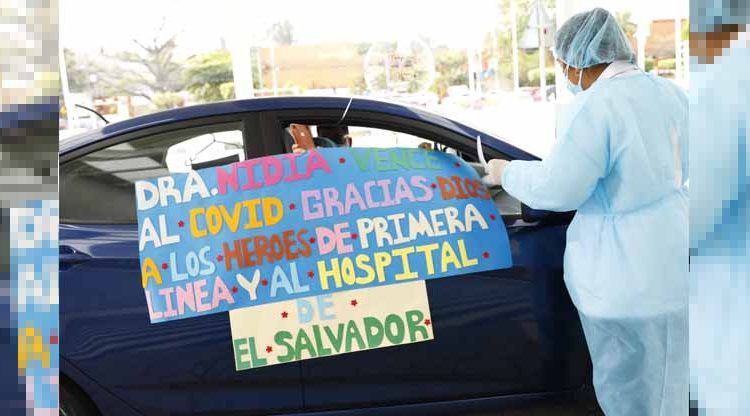 Así agradece una familia al personal del Hospital El Salvador por salvar a su pariente