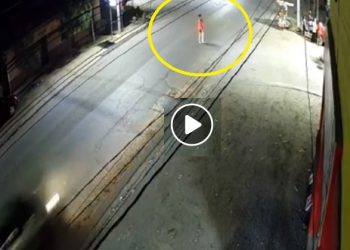Revelan video del momento en que vehículo a gran velocidad impacta a mujer