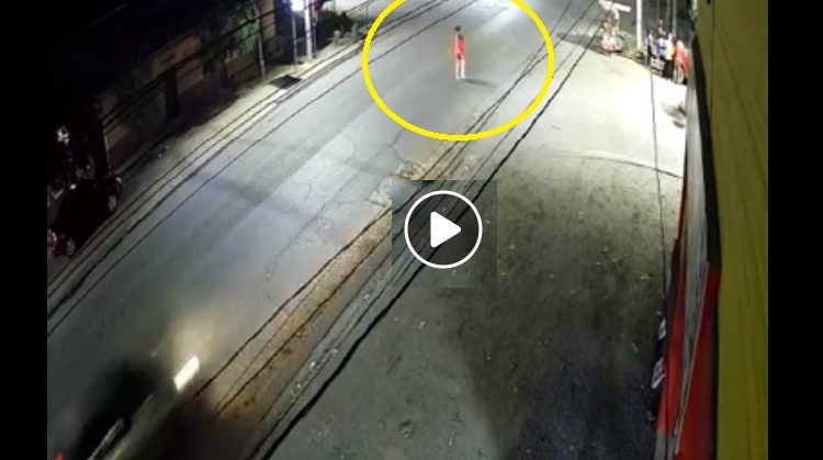 Revelan video del momento en que vehículo a gran velocidad impacta a mujer