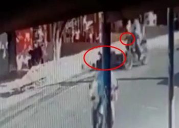 Momento exacto en que sicarios asesinan a expolicía