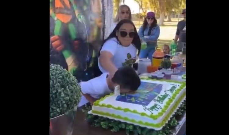 Niño causa controversia en redes por reacción que tuvo con su tía en fiesta de cumpleaños