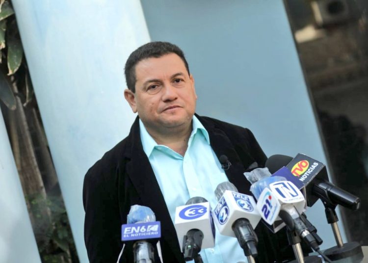 Ministro Rolando Castro hizo un llamado a los sindicalistas del ISSS a atender la emergencia sanitaria