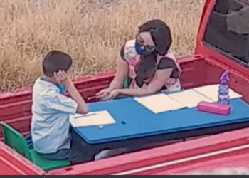 Maestra da clases en un pickup a niños y es premiada por Nissan