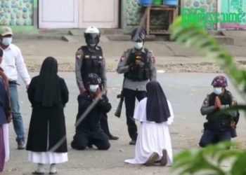 La impactante historia detrás de la foto de la monja arrodillada frente a unos policías en Myanmar