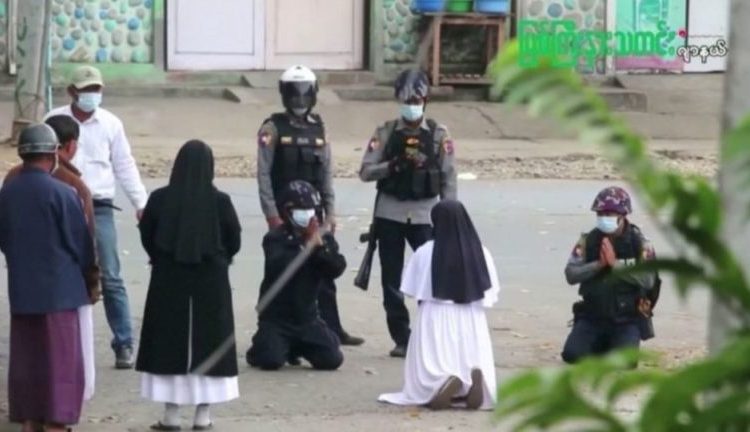 La impactante historia detrás de la foto de la monja arrodillada frente a unos policías en Myanmar