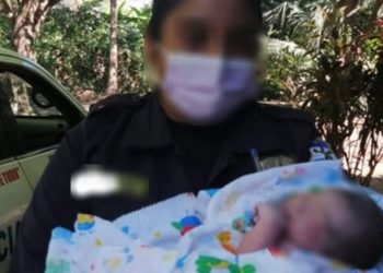 Agente de la PNC atiende un parto en Usulután