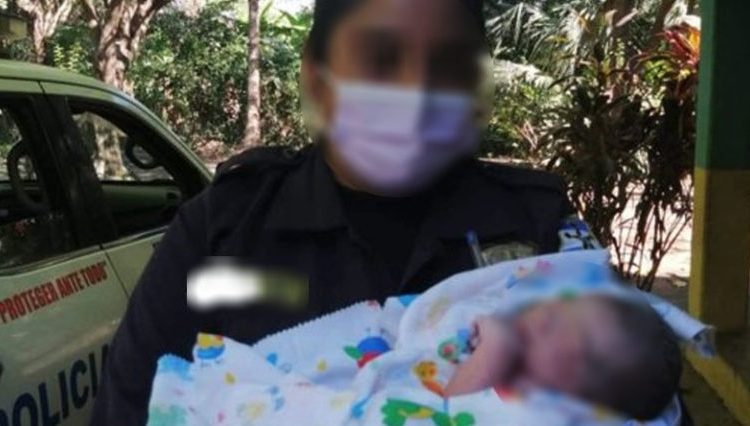 Agente de la PNC atiende un parto en Usulután