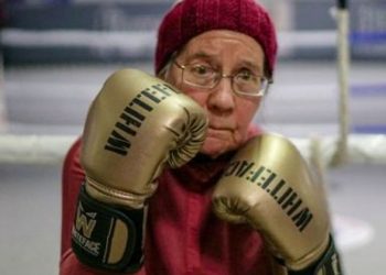 Abuelita de 75 años practica box para vencer el Parkinson