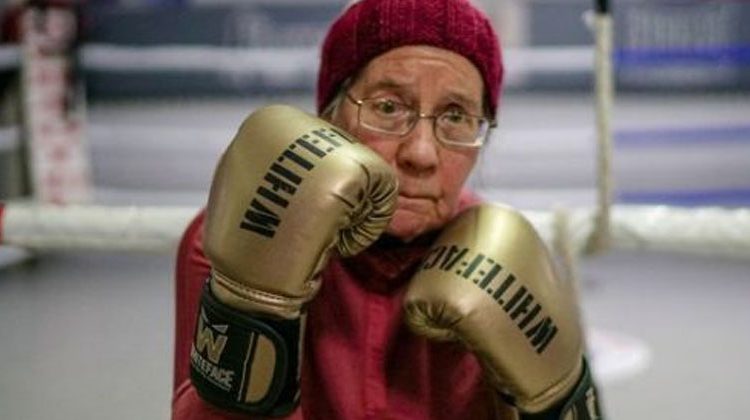 Abuelita de 75 años practica box para vencer el Parkinson