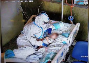 Como un “ángel”, enfermera cuidó y animó a un bebé que presentó complicaciones de salud por el Covid-19