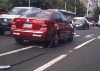 Captan a conductor circulando en San Salvador con la manguera de gasolina puesta