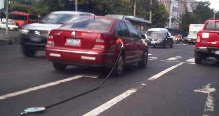 Captan a conductor circulando en San Salvador con la manguera de gasolina puesta