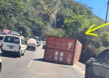 Contenedor de rastra se desprende y genera caos en carretera Los Chorros