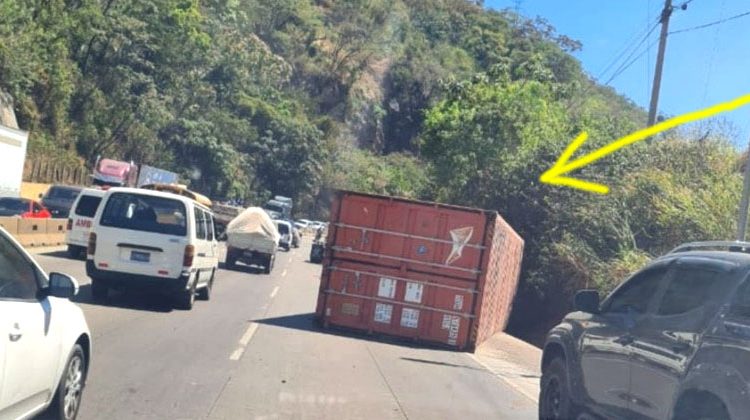 Contenedor de rastra se desprende y genera caos en carretera Los Chorros