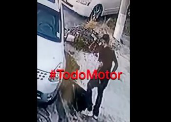 Cámaras captan a sujeto mientras hurta partes de vehículos estacionados en colonia Escalón