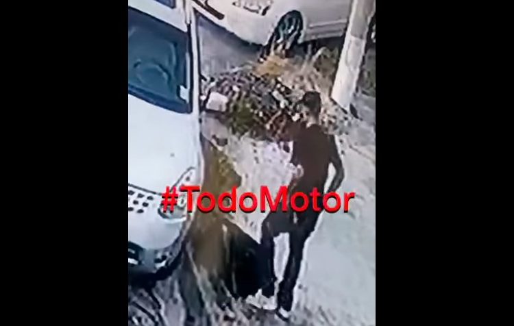 Cámaras captan a sujeto mientras hurta partes de vehículos estacionados en colonia Escalón