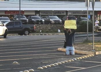 Joven pide de rodillas una oportunidad laboral en el Gran San Salvador