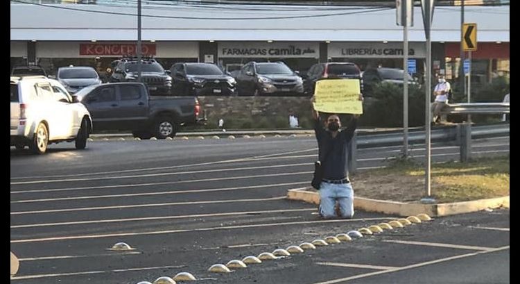 Joven pide de rodillas una oportunidad laboral en el Gran San Salvador