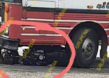 Conductor se salva de morir tras quedar debajo de un bus en Sonsonate