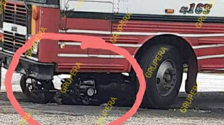 Conductor se salva de morir tras quedar debajo de un bus en Sonsonate