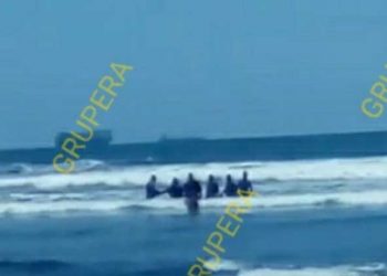 Rescatan a dos jóvenes que eran arrastrados por una corriente en playa Metalío