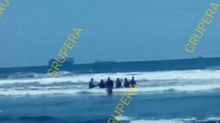 Rescatan a dos jóvenes que eran arrastrados por una corriente en playa Metalío