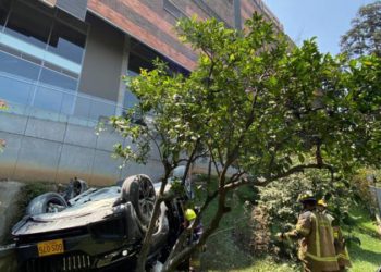 Cae vehículo de quinto piso y muere conductor
