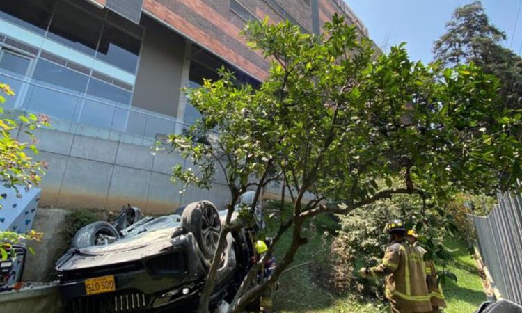 Cae vehículo de quinto piso y muere conductor