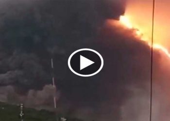 Un rayo cae sobre el volcán Pacaya de Guatemala en plena actividad