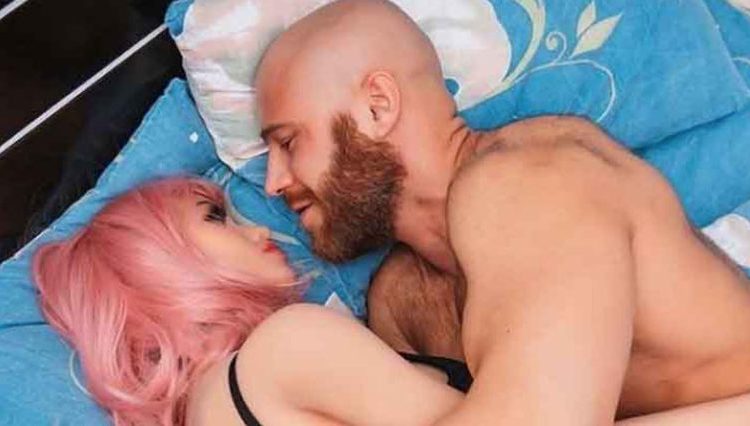 Así es la vida del hombre “pansexual” tras haberse casado con una muñeca de plástico